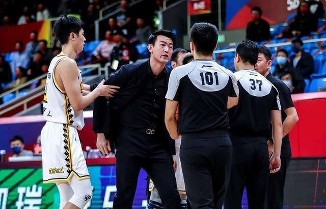 关于转会期法甲传出新动向；广厦男篮更衣室发声；管理层表态——赛场秩序良好；医务组通报恢复的信息